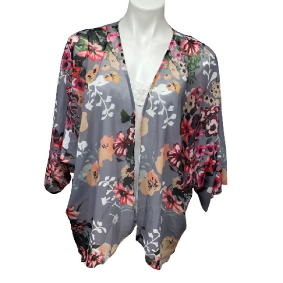Tops - ✨3/$15 Large Gray Floral Ruana